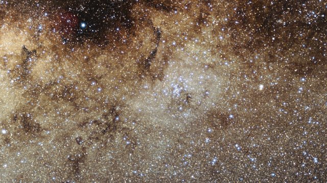 Inzoomning mot den ljusstarka stjärnhopen Messier 7