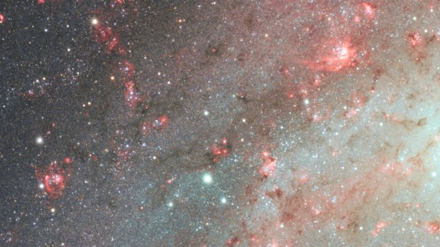 Detailní pohled na galaxii M 33 v souhvězdí Trojúhelníku