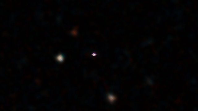 Zoom su una collisione tra galassie nell'Universo distante ingrandite da una lente gravitazionale
