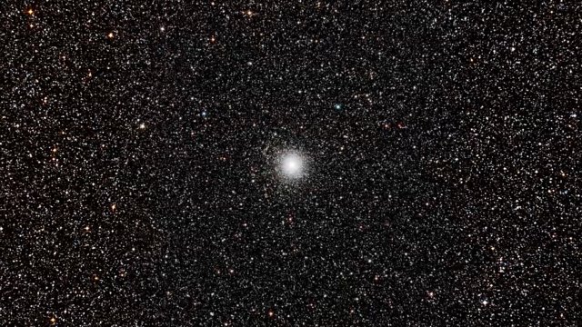 Zooma in mot den klotformiga stjärnhopen Messier 54