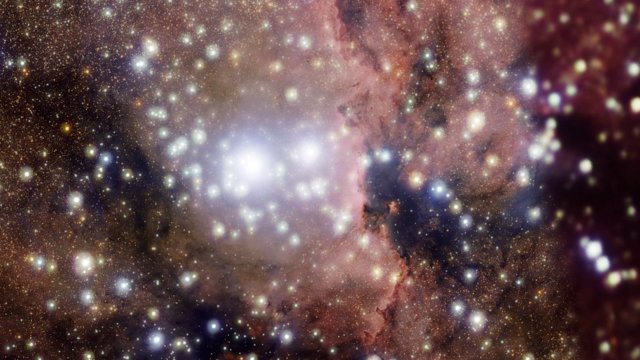 Zooma in på stjärnhopen NGC 6193 och nebulosan NGC 6188