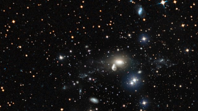 Zooma in mot galaxen NGC 5291 krockresterna kring den