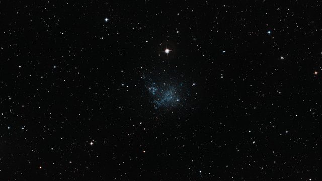 Zooma in mot dvärggalaxen IC 1613