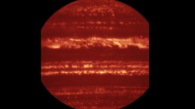 Jupiter na záběrech pořízených pomocí přístroje VISIR a dalekohledu VLT