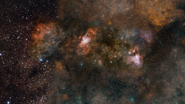 ESOcast 111 Light: Dalekohled VST zachytil trojici působivých mlhovin