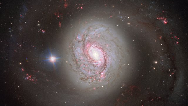 Panorera över en ny bild av Messier 77