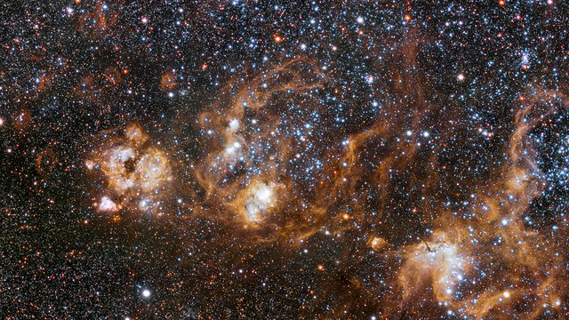 Panorera längs med det rika området runt Tarantelnebulosan i Stora magellanska molnet